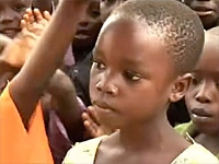 勉強の成果を見せる発表会が開かれ、公用語であるキルンジ語でクラスメートと一緒に歌を歌う女の子。