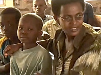 ルモンゲ村の帰還民向けの学校で教鞭をとるクローディン・ヤベンダさん。