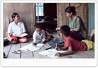 写真：自宅のベランダで宿題をするバナくんと弟たち。