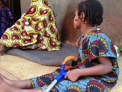 銃撃で両親をなくし、足に重傷を負ったアミナ