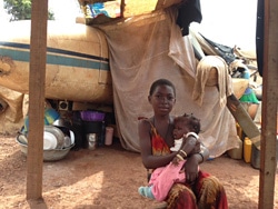 両親に代わって家事、育児をするサラ