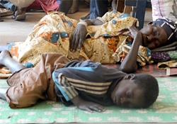 避難所に身を寄せる子ども。