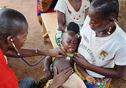 アデリーヌさんと息子のディマンシュ・ジーザスくん