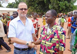 ユニセフ緊急支援本部と州知事。