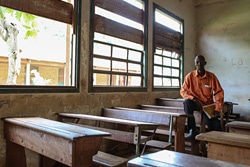 空っぽの教室を見つめる教師のマーク・タマラさん