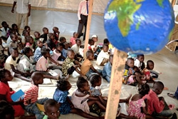 臨時の学習スペースのひとつで勉強をする子どもたち