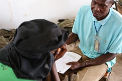 武装勢力に徴用されていた子どもと、話を聞くスタッフ。現在は解放され、職業訓練などの支援を受けている