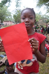 描いた絵を見せるエミリーさん