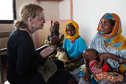 栄養不良の治療を受ける子どもや母親と面会