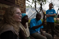 水と衛生の支援を行う女性の話を聞くミア・ファロー親善大使