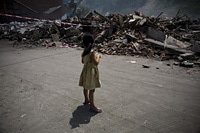 四川省江堰で倒壊した中学校から最初に救出された子ども