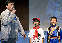 ジャッキー・チェンユニセフ親善大使と子どもたち。