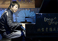 ピアノ演奏を披露するランランユニセフ親善大使。