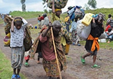 政府軍と反政府勢力との間で銃撃が始まり、コンゴ民主共和国東部のキバチ避難キャンプにいる人たち——若者からお年寄りまで——１万5,000人近くが避難した。その多くはすでに何度も避難を強いられている。