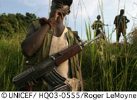 組み立て式の身長測定板で身長を測るキセンソ村の子ども