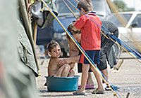 トビリシにある国際空港近くのキャンプにいる避難民たち