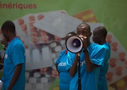 啓発活動を実施するユニセフのスタッフ