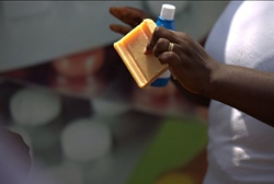 エボラの発症を防ぐために配布された石鹸と塩素