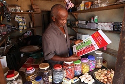 エボラ熱の予防法がまとめられたチラシを読む住民