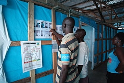エボラ熱への正しい対処法を伝えるユニセフ職員