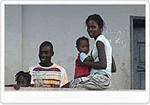 ゴナイブ市の学校に避難している家族。約600人が学校を避難所として使い、ベンチや床に寝る生活を3週間以上にわたって続けている。