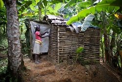 トイレを使用した後に手を洗う女性。（ハイチ）