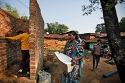 トイレを設置する住民たち