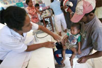 インドネシアの多くの地域で、お母さんになる女性や幼子のプライマリーヘルスケアに助産師が携わっています。