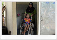 ユニセフとそのパートナーは、メラピ山山腹の村々に1,100基の貯水槽を設置すると共に、トイレも設置している。このトイレは知的障害者向けのもの。