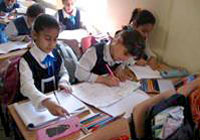 数少ない子どもにやさしい教室や教材で勉強する子どもたち。