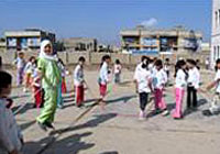復旧した運動場で遊ぶバグダッドの子どもたち。