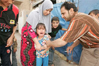 写真：ユニセフが支援する予防接種キャンペーンで、はしかなどのワクチンの接種を受ける子どもたち。