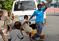 ユニセフ紛争の被害にあった子どもたちのための代弁者　イシュマエル・ベアさんは、暴力がはびこる首都キングストンのトレンチタウン地区で、若者とサッカーで交流しました