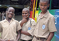 “バシェイ・バス”のパフォーマンスを見に来た地元の高校生たち