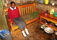 グレイス・ムンビちゃん（14歳）は、ケニアのモロ町で、家族と離れて暮らしている何百人もの子どものひとりです。
