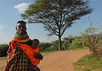 トゥルカナ族出身のナンゴロル・エセコンさんは、生後11ヵ月のナルトムちゃんを連れて、ケニア北部のロキチョギオ
で栄養不良のために治療を受けた。