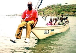 破傷風の予防接種を受けるため、バリンゴ湖をボートで渡って保健センターへ向かう人々