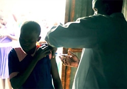 保健センターで破傷風の予防接種を受ける女の子