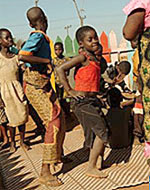 マラウイのリロングェにあるカネンゴ・エイズ支援センターで、歌やダンスをする子どもたち。