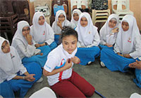 ジョホール・バル州のスルタナ・アミナ中学校からフットサル大会に出場した生徒たちとおＨＩＶ予防について語り合う、地元テレビ番組「３Ｒ」に出演する人気タレントでユニセフ・マレーシア国内大使を務めるカルティニ・アリフィンさん。