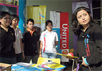 ジョホール・バルで開催されたフットサル大会に設けられたユニセフのブースで、若者向けエイズ予防キャンペーンについて話を聞くラヤ・ゼリス・ソフィア妃殿下。