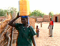 写真：水をくみに行く女性