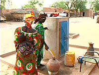 写真：水をくむ女性達