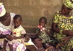 栄養治療食のプランピー・ナッツ®を食べる子どもたち