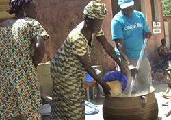 現地で手に入る材料でラロを作る保健員