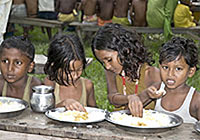 ネパール政府により提供された食事を食べる洪水被害により避難所での生活を余儀なくされている。