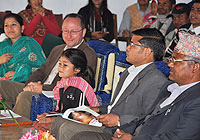ジャワ・カナル（13歳）さんは、ネパールのアチャム郡で行われた『世界子供白書2011』の発表の場で、議長を務めた。ユニセフの現地事務所代表と地元の憲法制定会議のメンバーが列席。