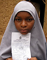 誇らしげに出生登録証を見せるアイシャ・サヌシさん（13歳）。