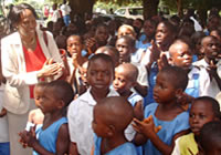 ナイジェリアのウチ・コミュニティ小学校の子どもたちを訪れたユニセフ・ナイジェリア事務所の坂井スオミ代表。