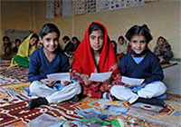 シンポジウム・パネルディスカッションの様子（左から）。WHOのヤコブ・クマルサン氏、ユニセフのプログラム部門副部長バネッサ・トービン氏、アジア太平洋水フォーラムのラビ・ナラヤナン氏